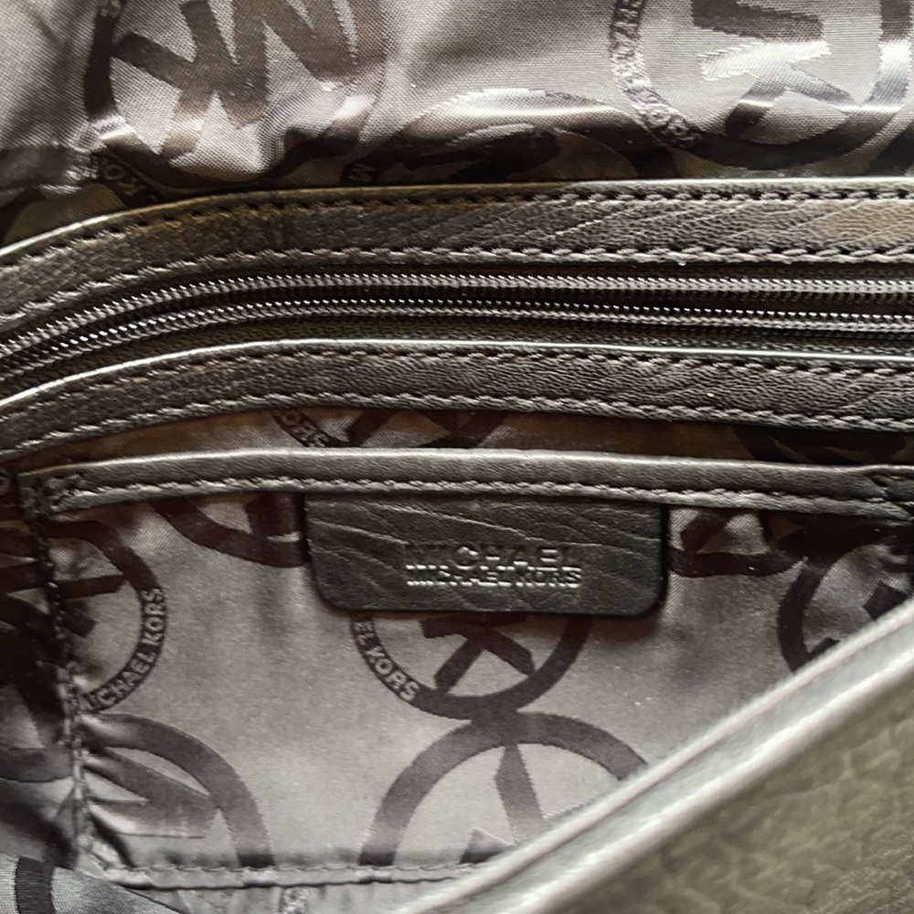 Michael kors Pebbled leather MK clutch with gun metal zipper. - Picture 11 of 16